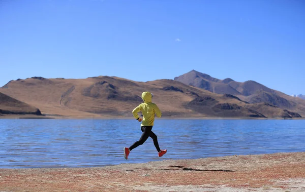 Vrouw Trail Runner Cross Country Hardlopen Winter Meer — Stockfoto