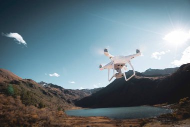 Uçan İHA, Tibet, Çin 'deki yüksek irtifa gölünün fotoğrafını çekiyor.