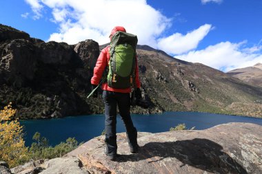 Güzel kış dağlarında yürüyüş yapan bir kadın.