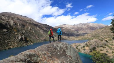 Güzel kış dağlarında yürüyüş yapan iki kadın gezgin.