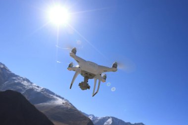 Uçan İHA, Tibet, Çin 'deki yüksek irtifa dağlarının fotoğrafını çekiyor.