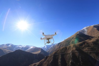 Uçan İHA, Tibet, Çin 'deki yüksek irtifa dağlarının fotoğrafını çekiyor.