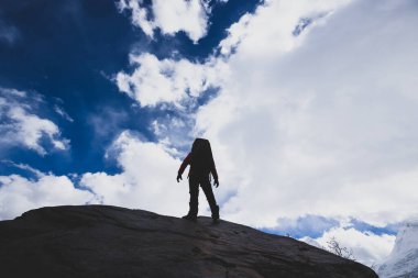 Yürüyüşçü kadınlar, kışın dağın tepesindeki uçurumun tadını çıkarırlar.
