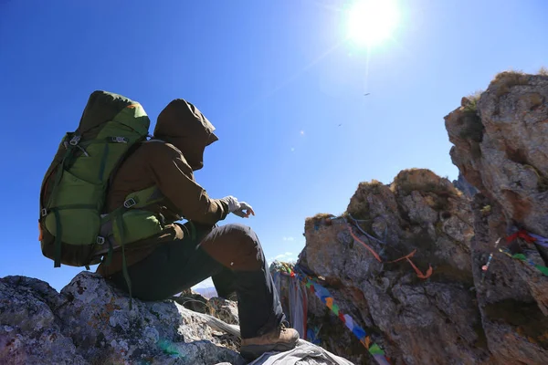 Başarılı Kadın Yürüyüşçü Güneşli Kış Gününde Kayalık Dağın Tepesinde Oturur — Stok fotoğraf