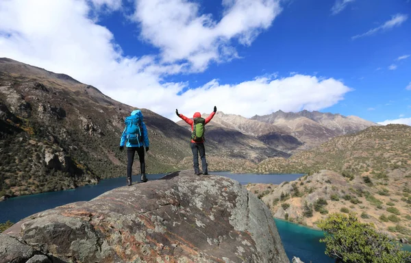 Due Donne Escursioniste Zaino Spalla Splendide Montagne Invernali — Foto Stock