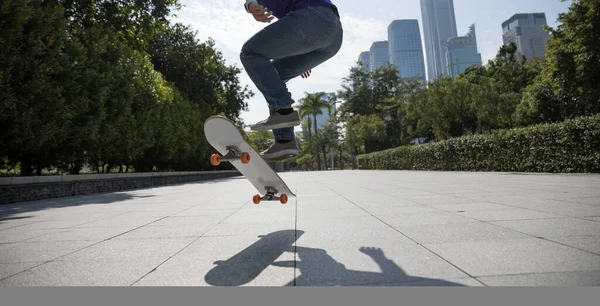 Mujer Asiática Skateboarder Skate Ciudad Moderna — Foto de Stock