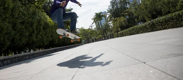 Asiatico Donna Skateboarder Skateboard Città Moderna — Foto Stock