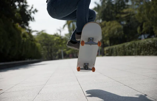 Azjatka Deskorolkarka Skateboarding Nowoczesnym Mieście — Zdjęcie stockowe