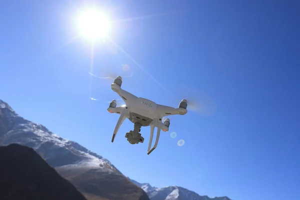 Drone Voador Tirando Fotos Montanhas Alta Altitude Tibete China — Fotografia de Stock