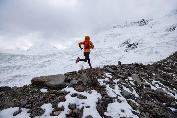 Femme Coureuse Trail Cross Country Courant Vers Sommet Montagne Haute — Photo