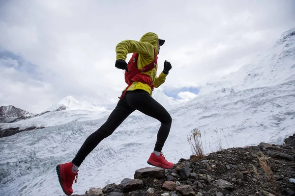 Mulher Corredor Trilha Atravessar País Correndo Alta Altitude Cume Montanha — Fotografia de Stock