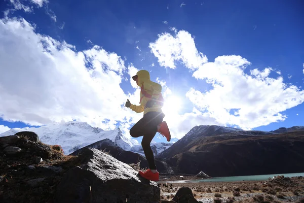 Mulher Corredor Trilha Atravessar País Correndo Alta Altitude Natureza Inverno — Fotografia de Stock