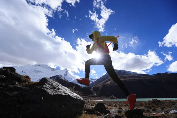 Woman Trail Runner Cross Country Running High Altitude Winter Nature — Stock Photo, Image