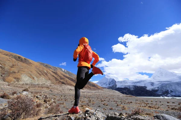 Woman Trail Runner Cross Country Running High Altitude Winter Nature — Stock Photo, Image