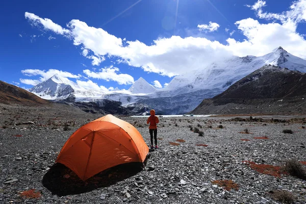 Vandrare Njuta Det Vackra Landskapet Bredvid Ett Campingtält — Stockfoto