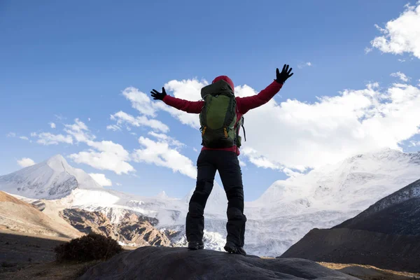 Woman Backpacker Hiking Winter Mountains — Stock Photo, Image