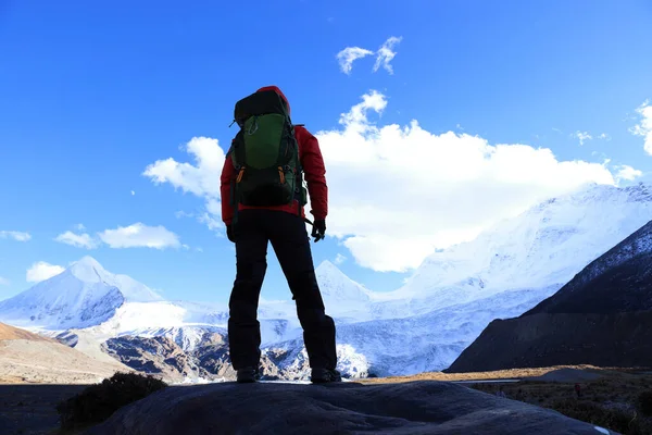 Woman Backpacker Hiking Winter Mountains — Stock Photo, Image