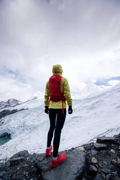 冬の山の中で女性ハイカーのハイキング — ストック写真