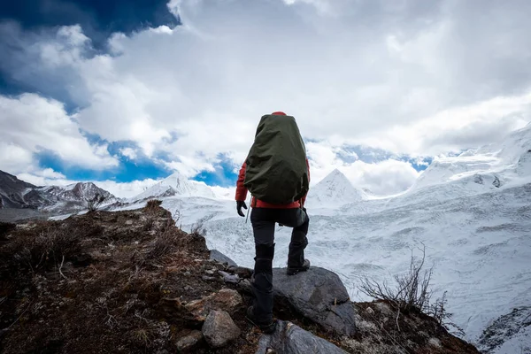 Путешествующие Женщины Наслаждаются Видом Зимнюю Вершину Горы — стоковое фото