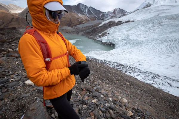 Женщина Турист Проверяет Высоту Спортивном Дежурстве Вершине Зимней Горы — стоковое фото