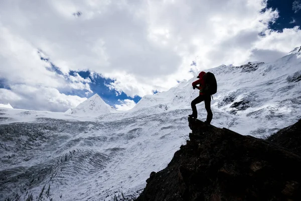 Женщина Турист Проверяет Высоту Спортивном Дежурстве Вершине Скалы Зимней Горы — стоковое фото