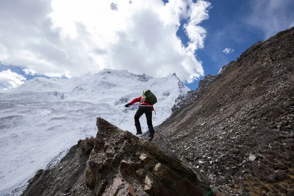 Γυναίκα Πεζοπόρος Περπάτημα Στο Βουνό Χειμώνα Κορυφή Γκρεμό Άκρη — Φωτογραφία Αρχείου