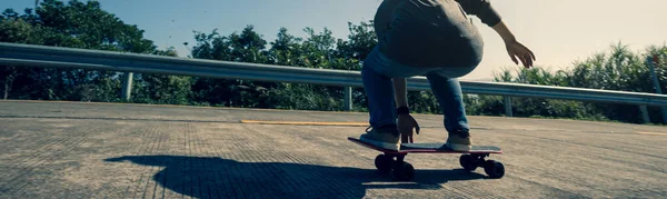 Skateboardåkare Ridning Skateboard Soluppgång Bergstopp — Stockfoto