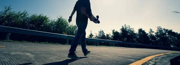 Skateboarder Con Skateboard Piedi Sulla Vetta Dell Alba — Foto Stock