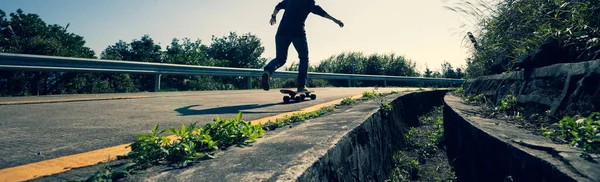 Skateboarder Andar Skate Nascer Sol Montanha Pico — Fotografia de Stock