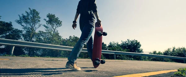 Skateboarder Gördeszkás Séta Napfelkelte Hegycsúcs — Stock Fotó