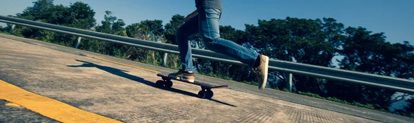 Skateboarder Equitazione Skateboard Sulla Vetta Dell Alba Montagna — Foto Stock