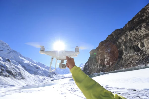 Dron Letící Vysokohorské Obloze — Stock fotografie