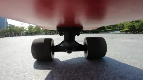 人々は深セン市の路上でスケートボードに乗って スケートボードのPovの下で 人々はビューの道路の点でスケートボード — ストック動画