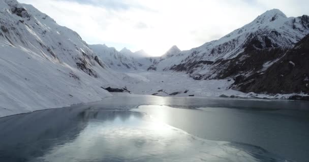 Drohne Fliegt Über Gletscherlagune Tibet China Drohnenaufnahmen Aus Der Luft — Stockvideo