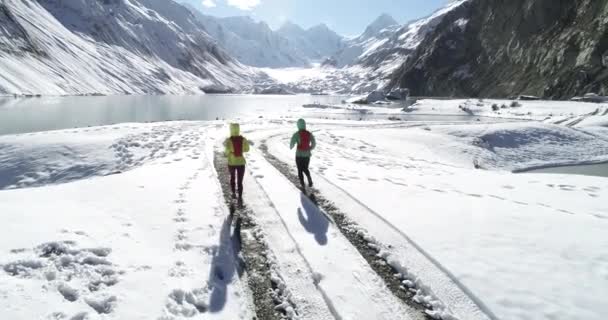 Due Donne Trail Runner Attraversano Paese Correndo Nella Natura Invernale — Video Stock