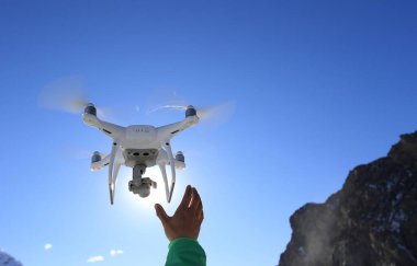 Yükseklerde uçan drone