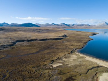 Tibet, Çin 'deki güzel göl manzarası.