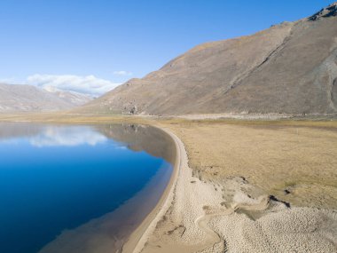 Tibet, Çin 'deki güzel göl manzarası.