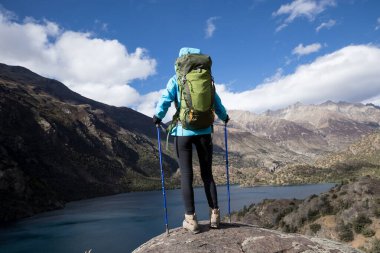 Güzel kış dağlarında yürüyüş yapan bir kadın.