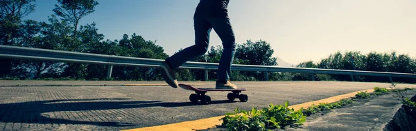 Skateboardista Jízda Skateboardu Vrcholu Hory Východ Slunce — Stock fotografie