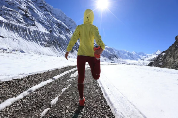 Žena Stezka Běžec Běh Země Běží Zimních Horách — Stock fotografie
