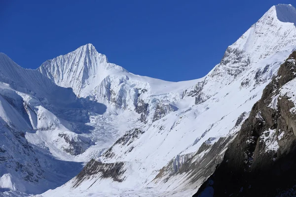 Sneeuw Bergen Onder Blauwe Lucht Tibet China — Stockfoto