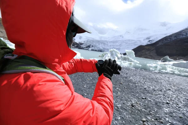 Žena Turistka Kontroluje Nadmořskou Výšku Smartwatch Zimním Tibet — Stock fotografie