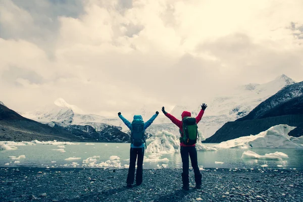 Deux Femmes Randonneuses Dans Les Montagnes Hiver — Photo