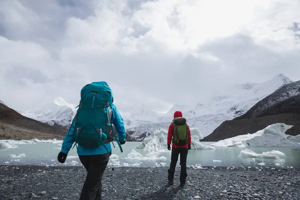 Due Escursioniste Escursioniste Sulle Montagne Invernali — Foto Stock