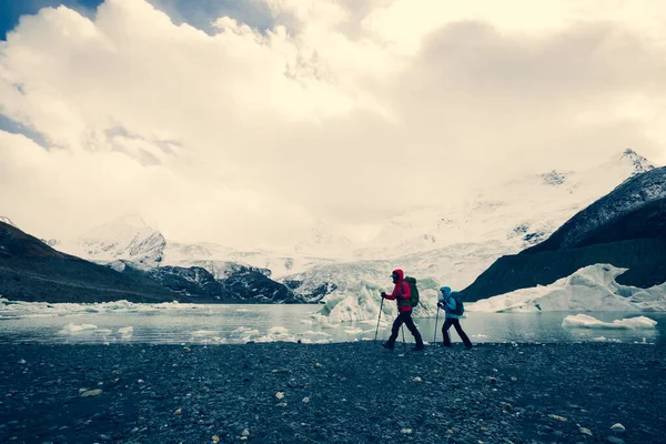 冬の山をハイキングする2人の女性 — ストック写真