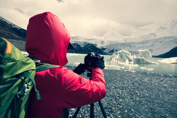 Kvinna Vandrare Tar Foto Med Kamera Vinterbergen — Stockfoto