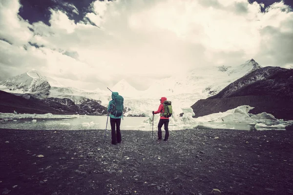 Due Escursioniste Escursioniste Sulle Montagne Invernali — Foto Stock