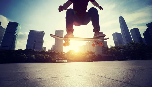 Azjatka Deskorolkarka Skateboarding Nowoczesnym Mieście — Zdjęcie stockowe