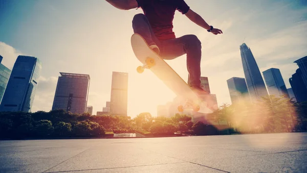 Femme Asiatique Skateboarder Skateboard Dans Ville Moderne — Photo